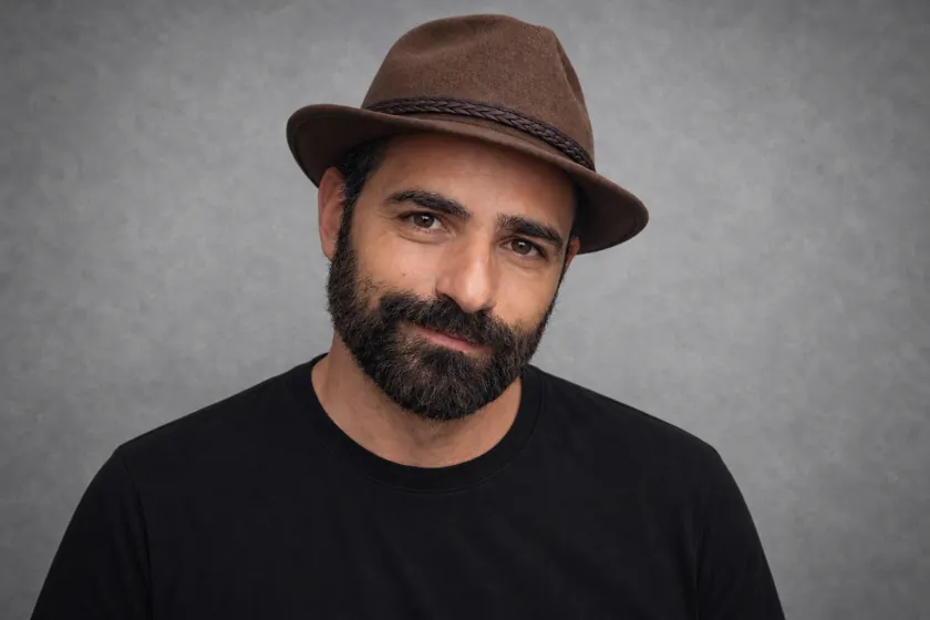Ritratto artistico di Mirko Labinero con cappello e barba scura