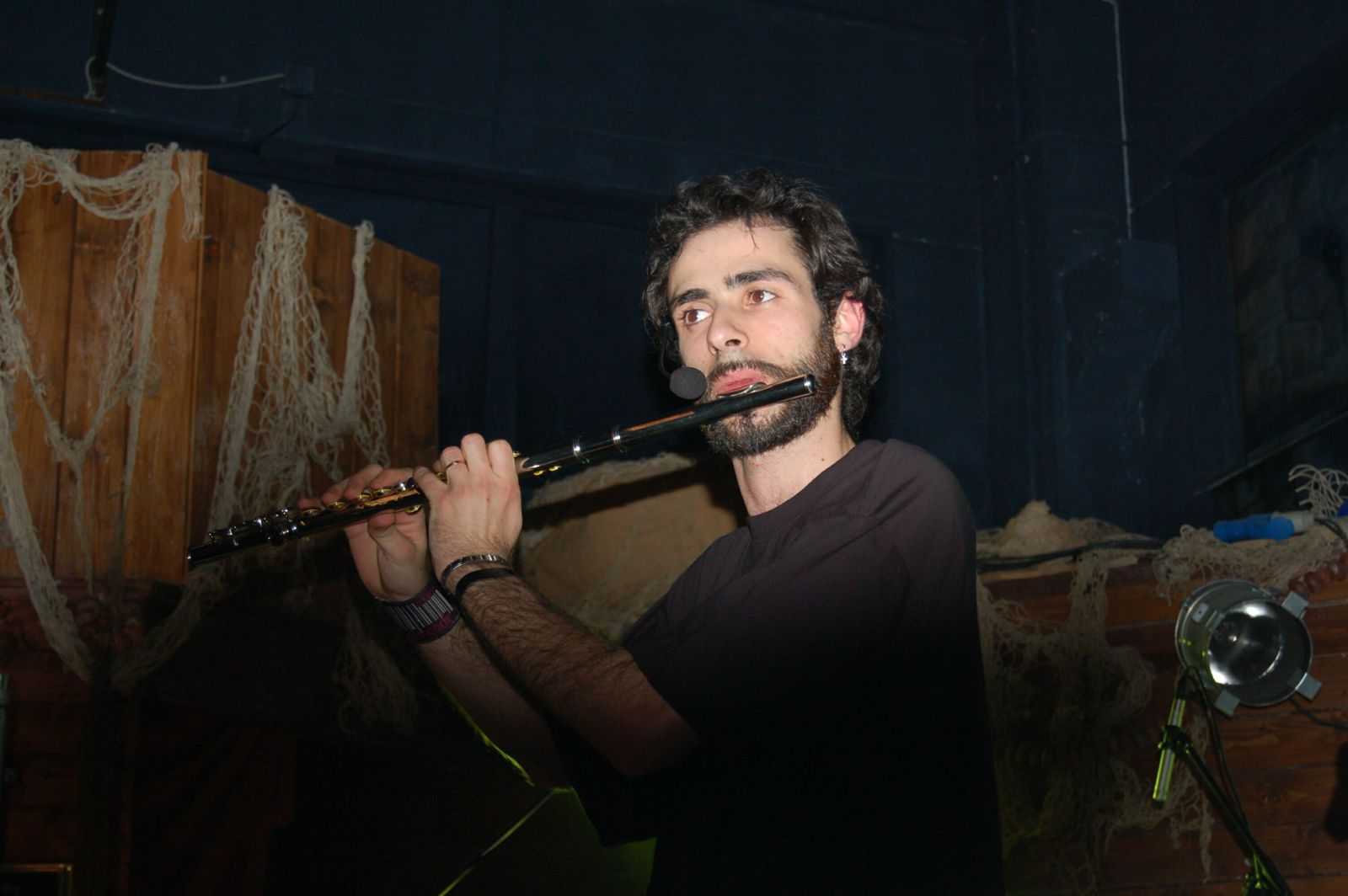 Mirko Labinero suona il flauto traverso durante un concerto degli STOP