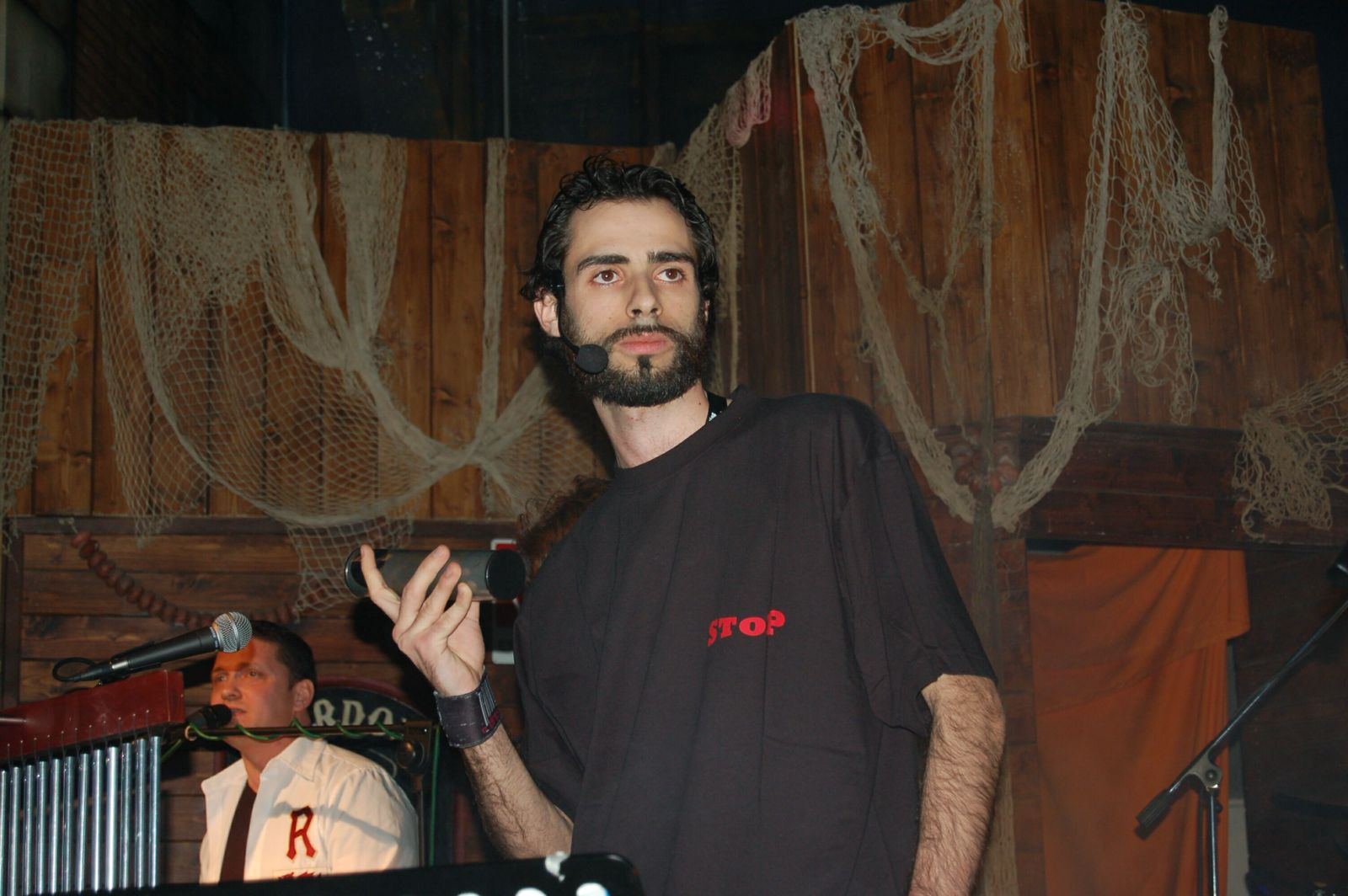 Mirko Labinero sul palco con la maglietta STOP, in una fotografia d'archivio